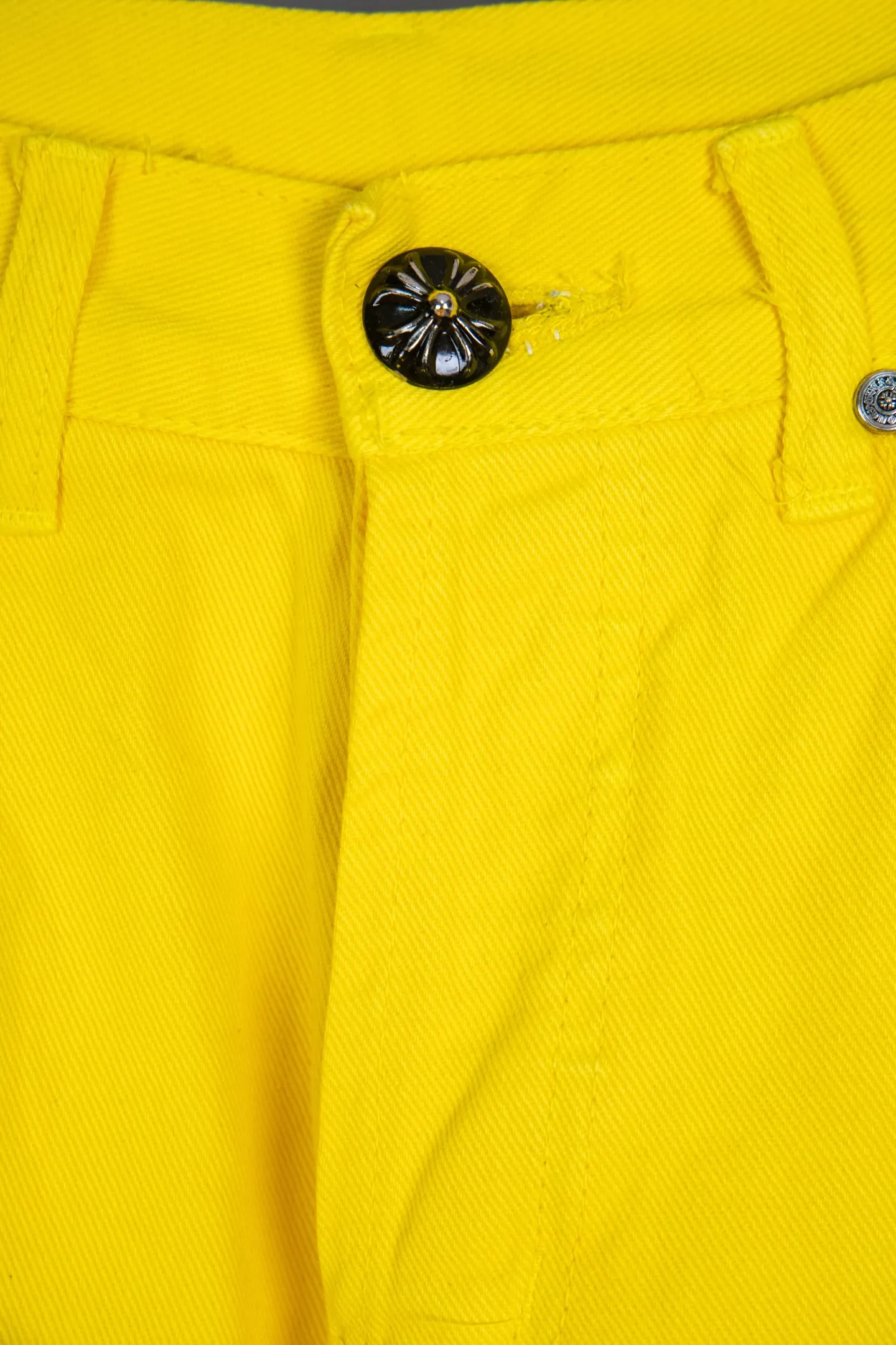 P290 top version CH Chromehearts 2025 new Paris-limited yellow large cross jeans, top ceiling quality, styles with different wash textures, very friendly to people with thin legs and thick legs, straight and loose version very flattering leg shape, timeless moderate length, easy to match with casual, basic styling for various styles, a must-have in the wardrobe! The fabric is stiff but also makes the upper body soft without losing texture. The washing process is even more perfect. It is a must-have item for everyone! ! ! Washed wheat, hang tag, pants label, three complete labels, color: yellow, size: 28, 30, 32, 34